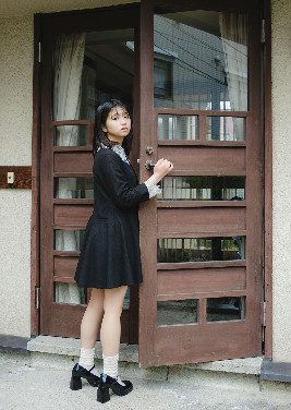 617558 B